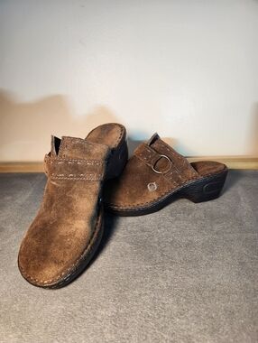 Born Concept Women’s Brown Suede Leather Slip On Heeled Clogs Size 8 Classic